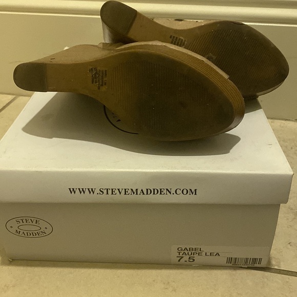 Pre-loved Steve Madden high heels taupe elastic band - Picture 3 of 4